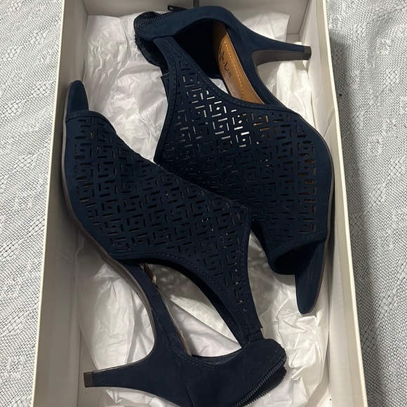NAVY BLUE HEELS - Picture 1 of 4
